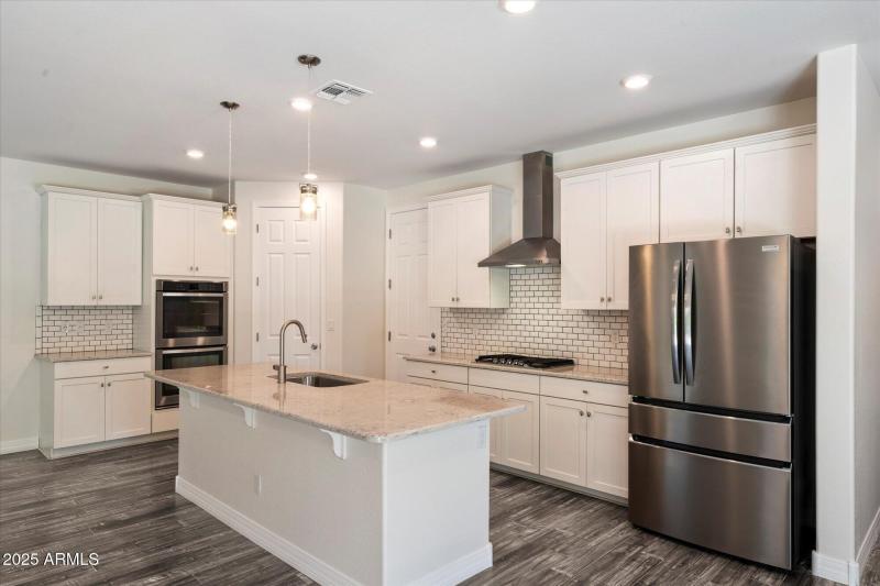 Gas Cooktop, Double Oven, Walk-in Pantry