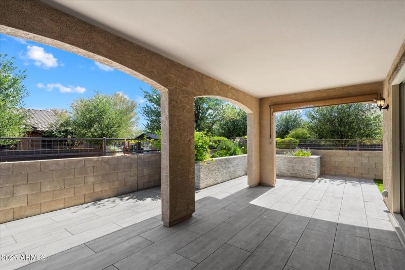 Large Covered Patio w/ Tile