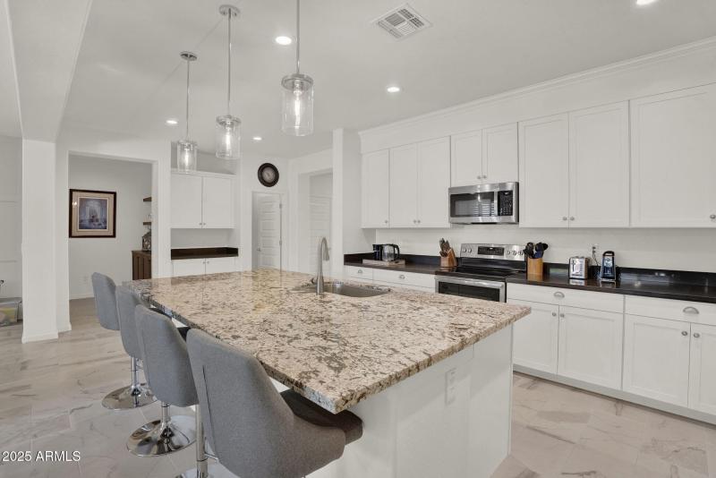 10-web-or-mls-2829 E Virginia St - 11