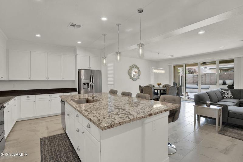 12-web-or-mls-2829 E Virginia St - 9