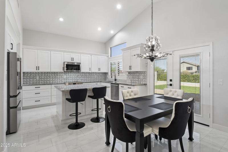 Open Design Kitchen/Family rm