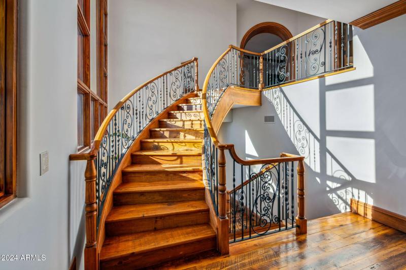 Reclaimed Wood Impressive Staircase