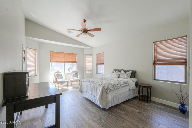 1653 W Green Tree Dr