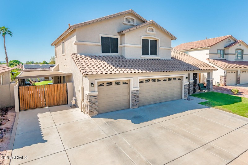 Front w/side gatecovered patio
