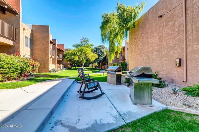 5525 E Thomas Rd Community-5