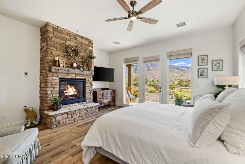 23-Primary Bedroom (2)