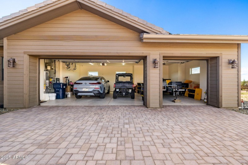 44-Garage Interior (2)