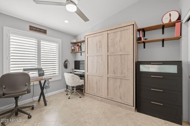 Guest bedroom w/Murphy bed