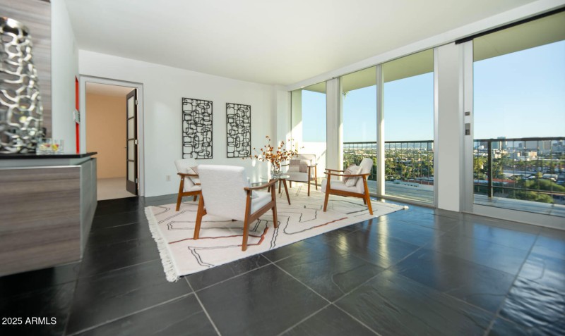 7 Lounge and Conversation Area