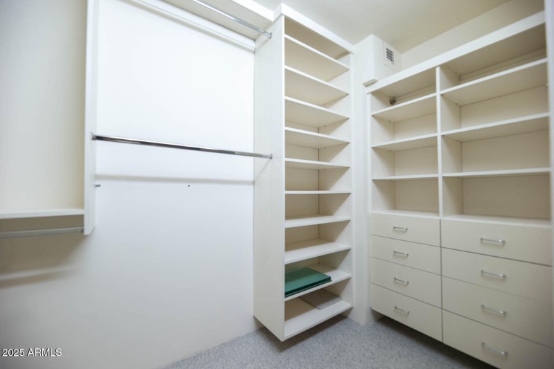 39 Guest Walk In Closet