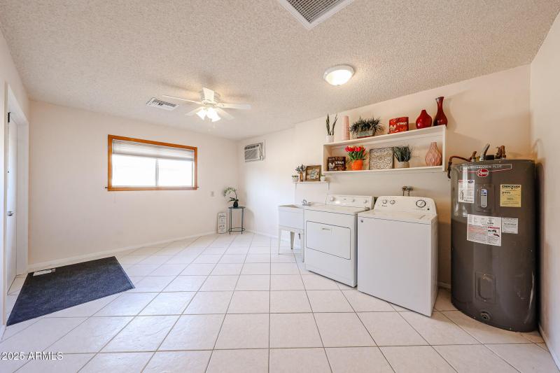 Large Laundry/Bonus Room