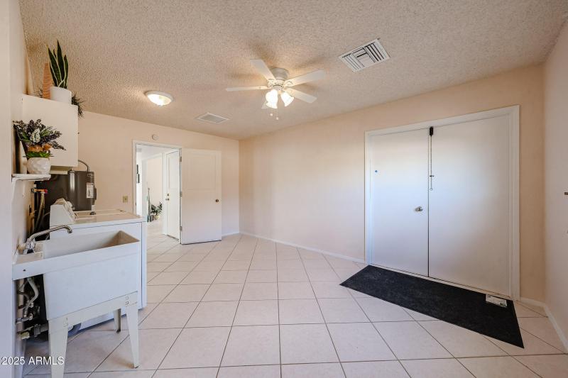 Large Laundry /Bonus Room