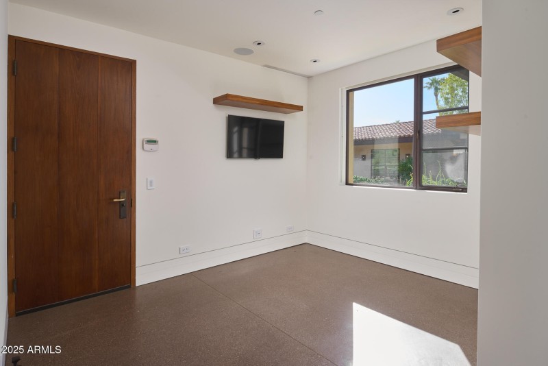 Secondary office/Mudroom