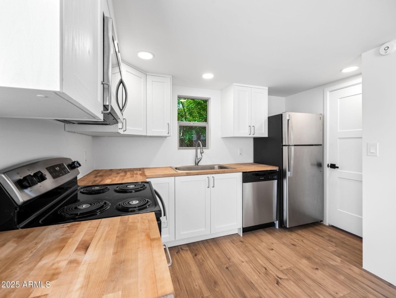 6-web-or-mls-22490 Luna Way-6