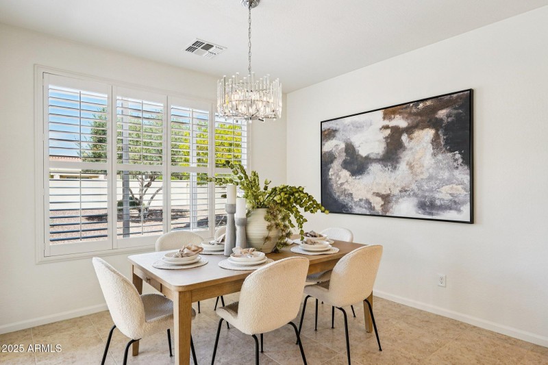 11-web-or-mls-W Almeria Rd-S0910-011