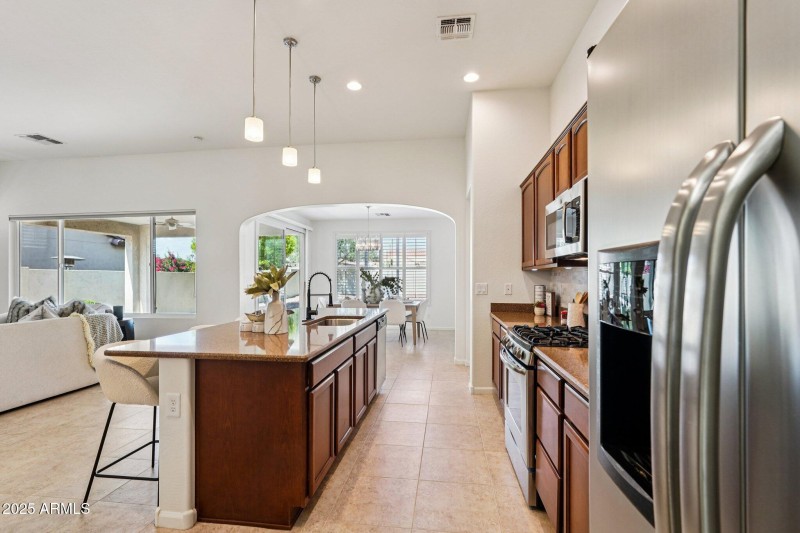 14-web-or-mls-W Almeria Rd-S0910-014