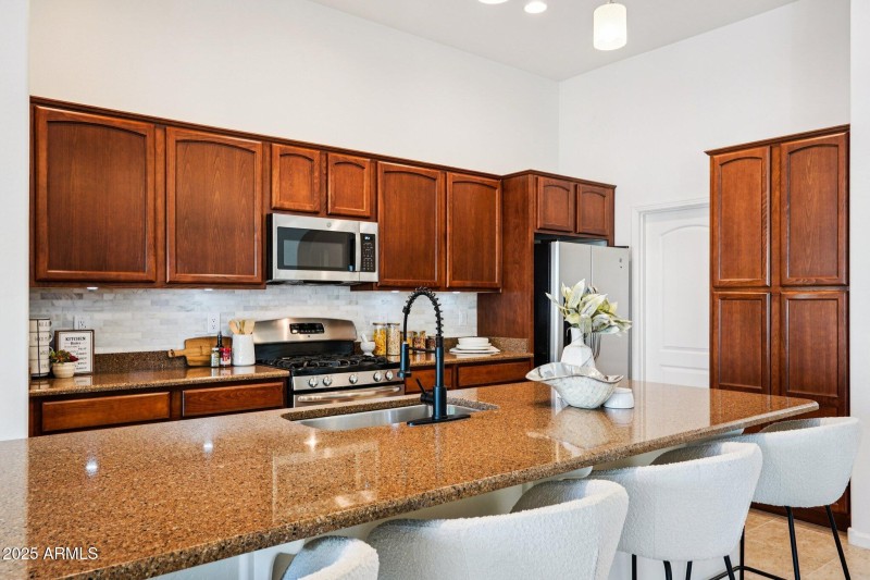 16-web-or-mls-W Almeria Rd-S0910-016