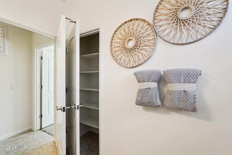 25-web-or-mls-W Almeria Rd-S0910-025