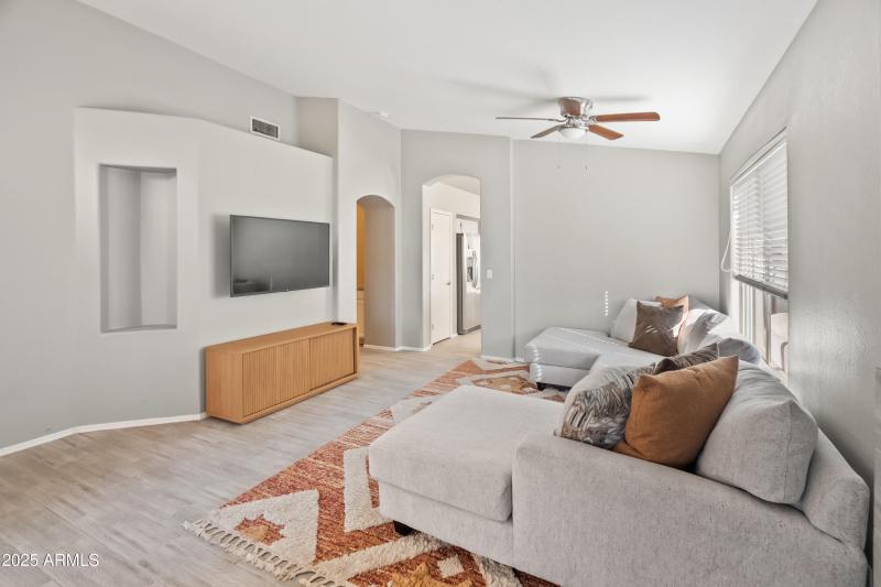 1046 W Tremaine Ave-13