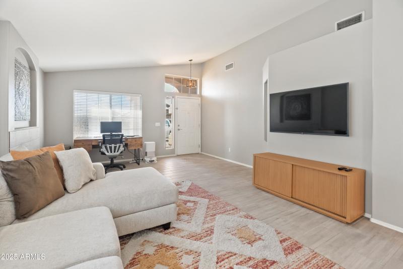 1046 W Tremaine Ave-15