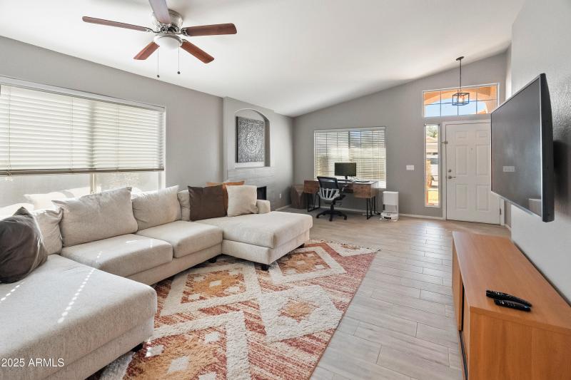 1046 W Tremaine Ave-11