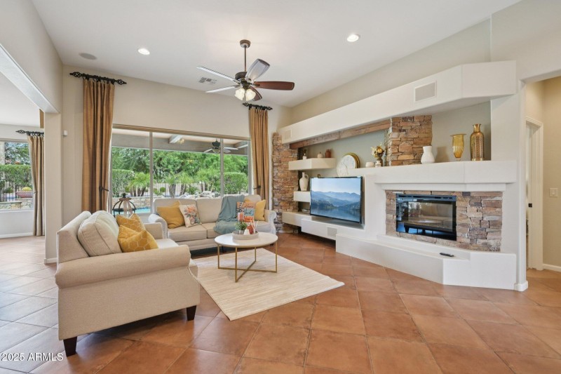 7-web-or-mls-N 163rd Dr-S0910-007