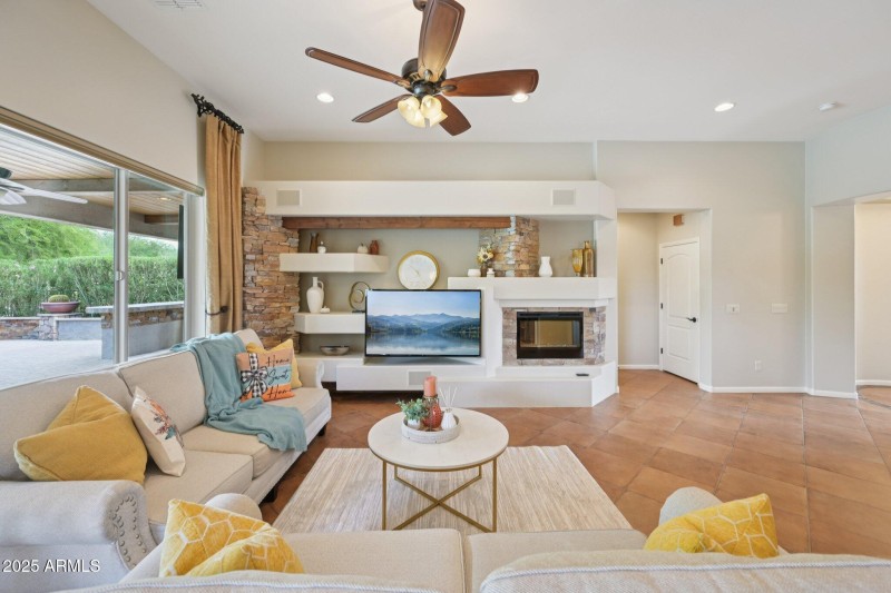 11-web-or-mls-N 163rd Dr-S0910-011