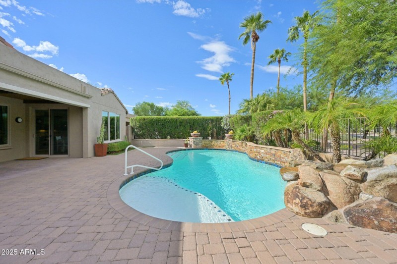 41-web-or-mls-N 163rd Dr-S0910-041