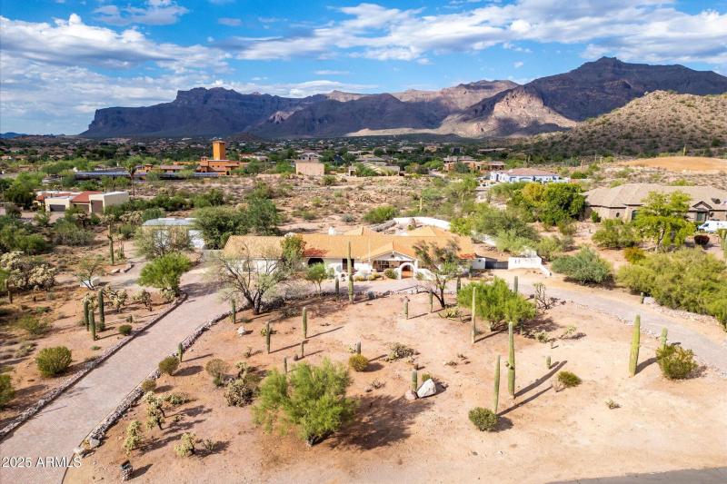 Front yard desert landscapes