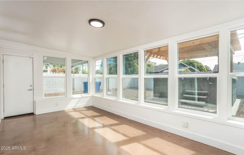 4729 LV room patio view w/Mini Split