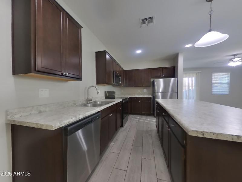 4_pc_PuatN4EWBj_AUw3zOyOIW_layout_0