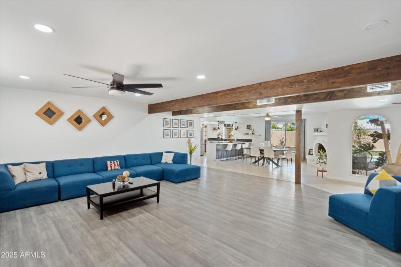 06-Living to Kitchen