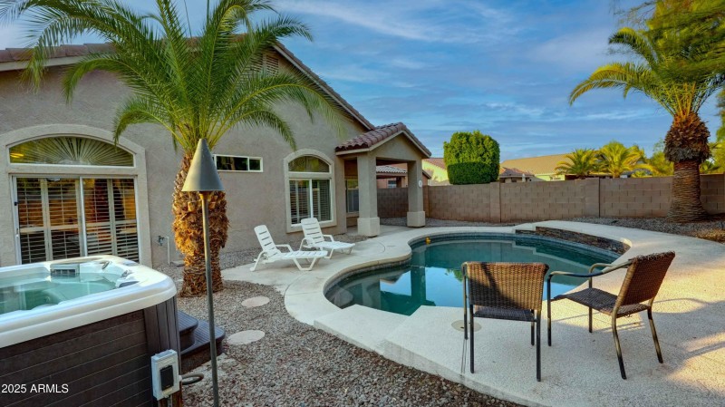 Back Day Pool and Jacuzzi