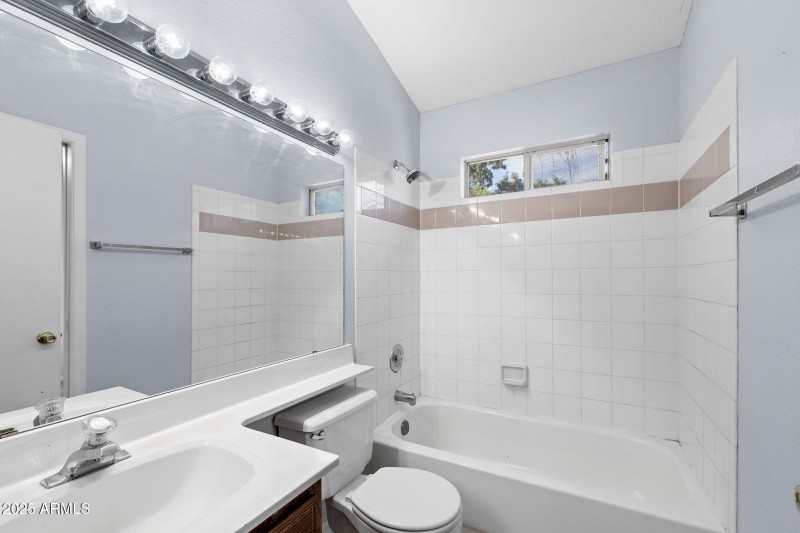 014__2301 E University Dr 244