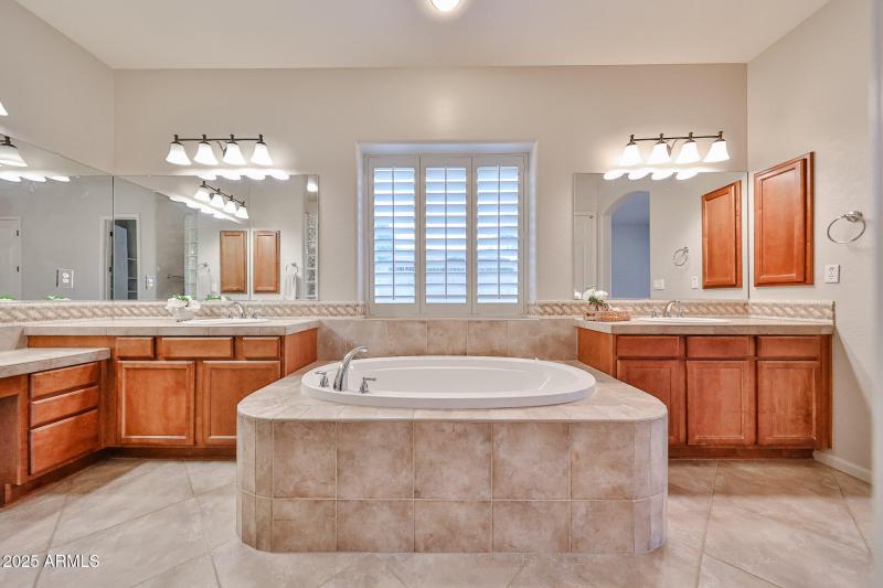 Double Vanities & Soaking Tub