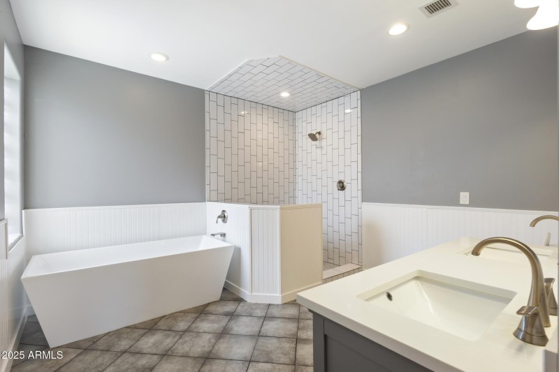 Bathroom w/ Bathtub
