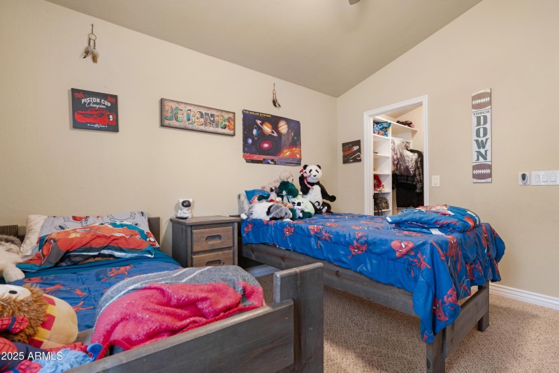 2nd Bedroom w/ Walkin Closet