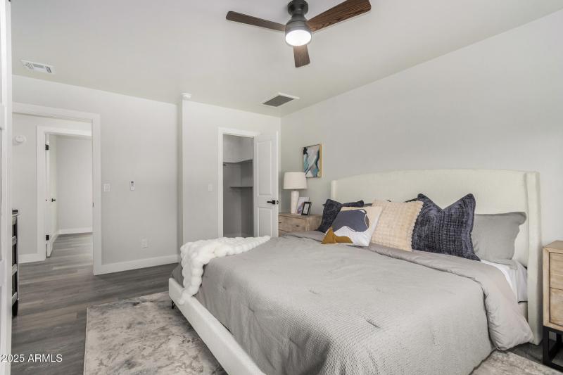 5212 Master Bedroom2