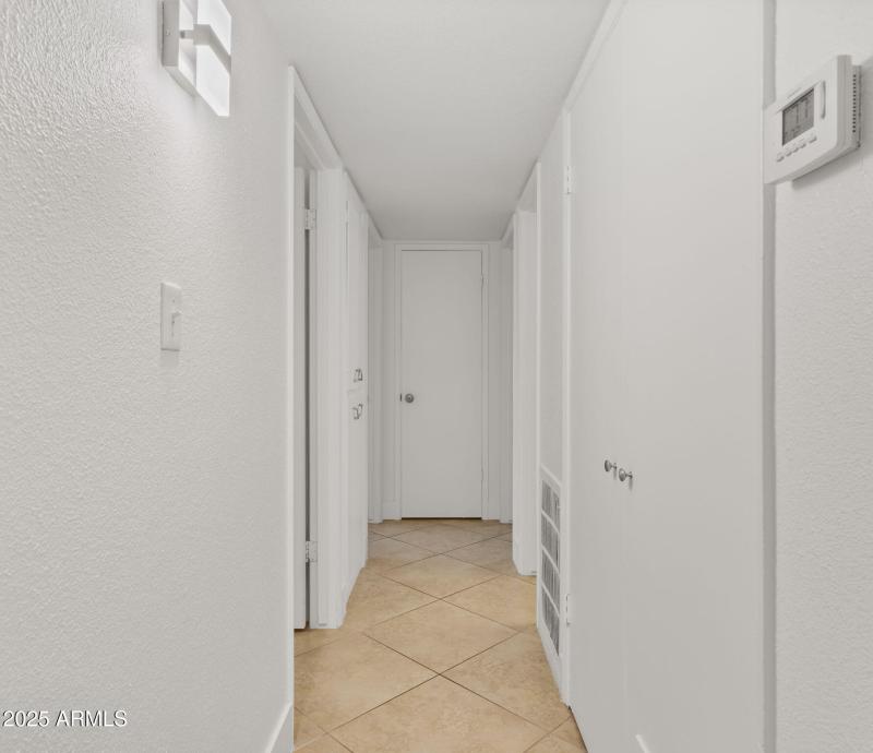 25-web-or-mls-Hallway