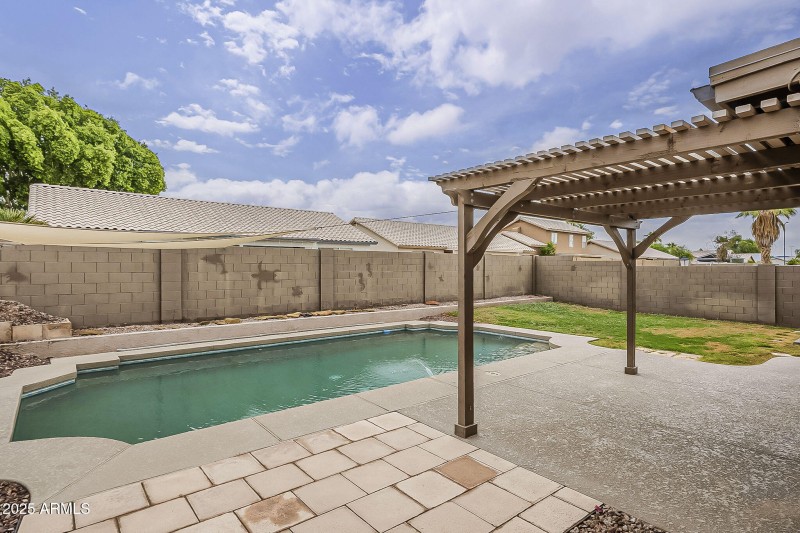 40-web-or-mls-Desert Bloom-40