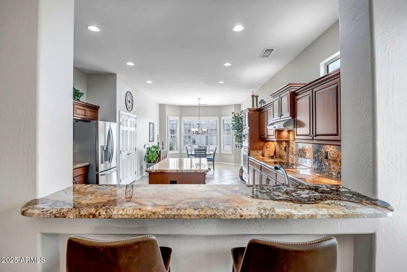 hr - kitchen brkfst bar