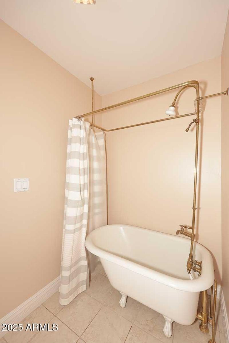 2nd Bedroom-Ensuite Tub