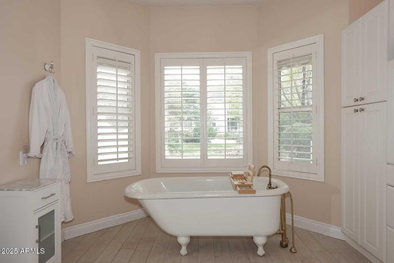 Primary Bath-Slipper Tub