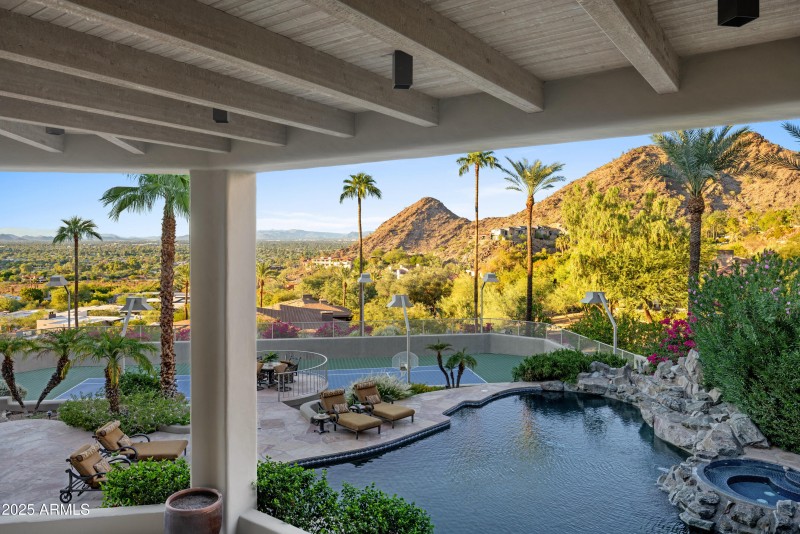 Stunning Pool and Patio