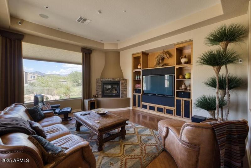 Great Room w Fireplace