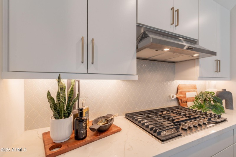 Kitchen W Neutral Backsplash