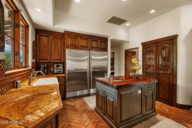 LOTS OF PREP/BUFFET AREAS