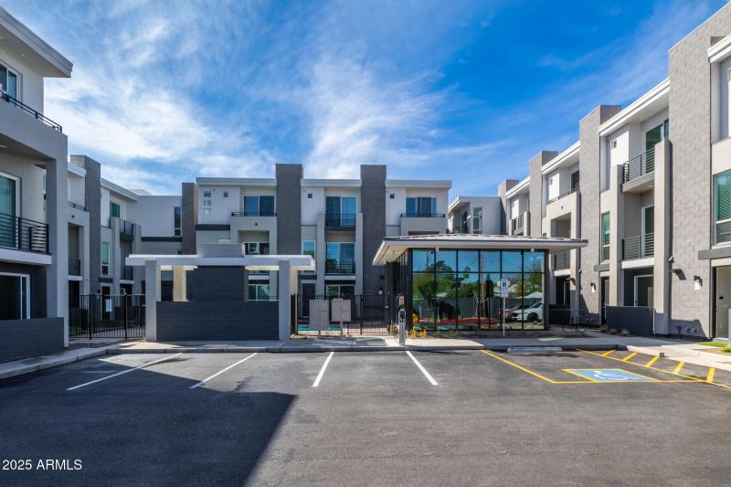 915 E Missouri Ave -11