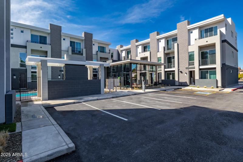 915 E Missouri Ave -13