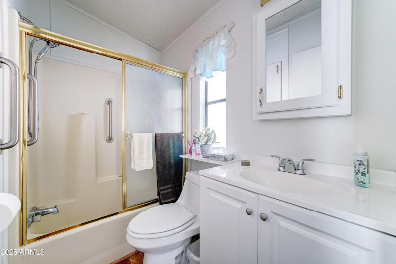 Large counter in the bathroom_tub-shower